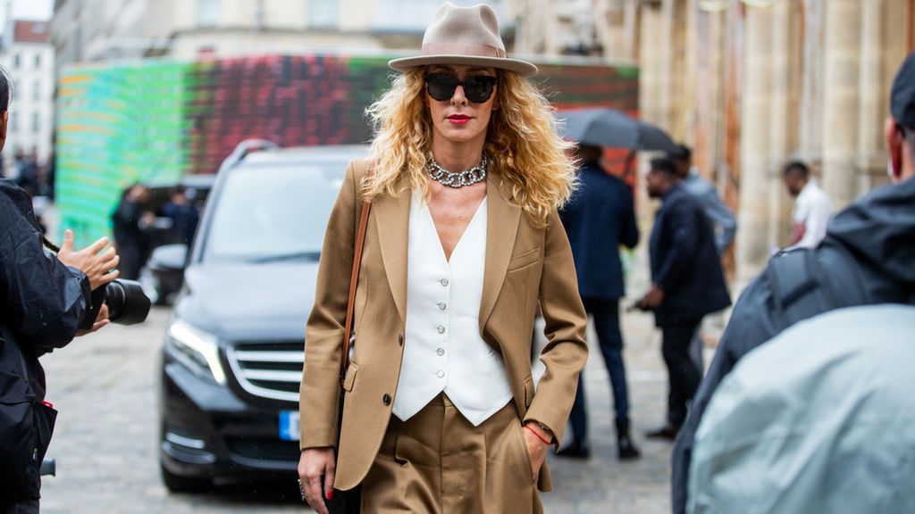 Looks de streetstyle de hombres con sombreros de ala ancha, gorros