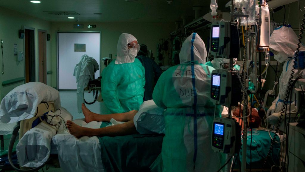 Tres sanitarios con un paciente en el Complejo Hospitalario Universitario de Ourense.