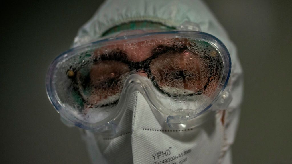 Los sanitarios soportan largas jornadas de calor bajo el EPI.