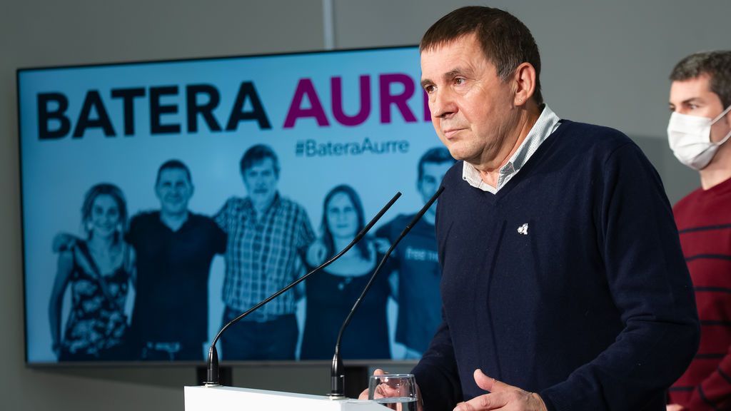 Otegi niega que las pintadas de Hondarribia contra el PNV sean de simpatizantes de Bildu: “El que diga lo contrario, miente” Otegi niega que las pintadas de Hondarribia contra el PNV sean de simpatizantes de Bildu: “El que diga lo contrario, miente”