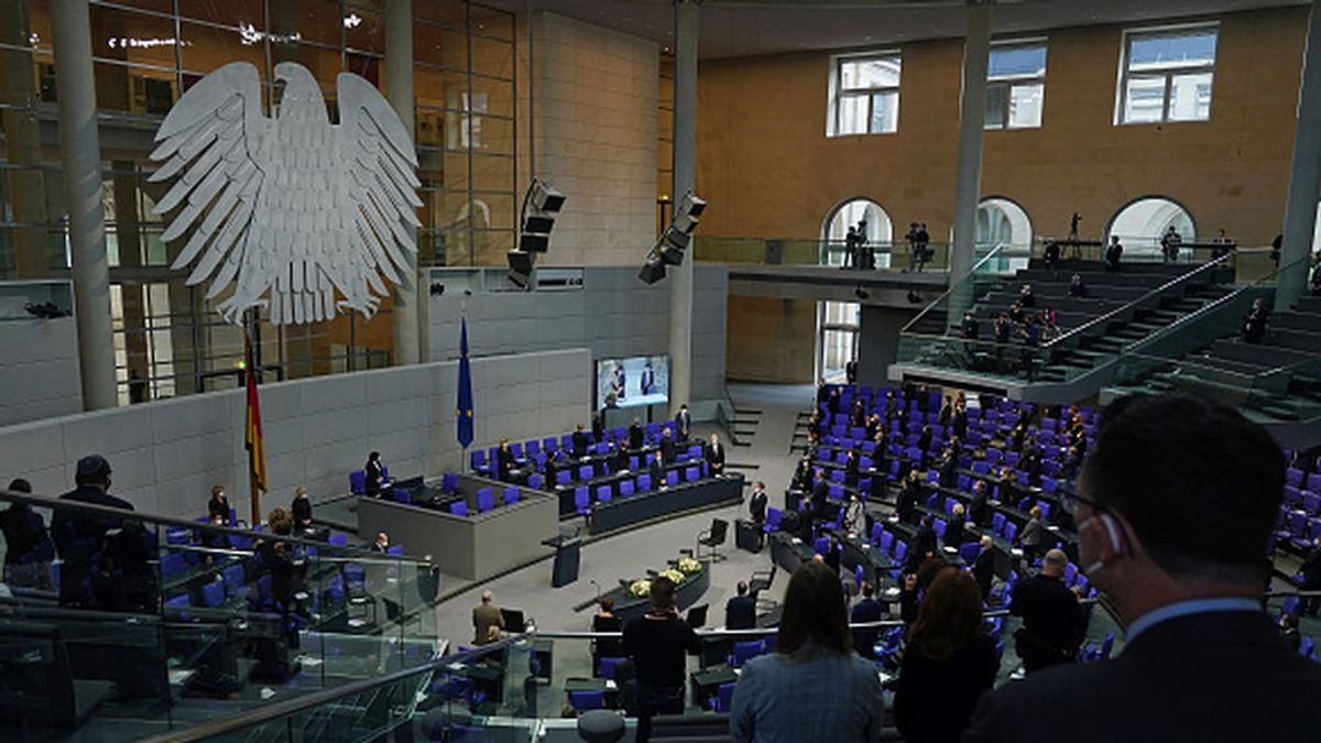 El pulso a la 'gran coalición' de Merkel por su remedio contra el “gigantismo" parlamentario El pulso a la 'gran coalición' de Merkel por su remedio contra el “gigantismo" parlamentario