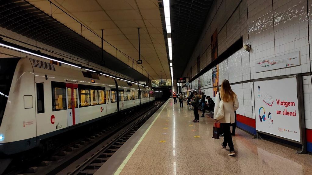 La Generalitat Valenciana pide a los usuarios del transporte público no hablar durante los trayectos para evitar contagios La Generalitat Valenciana pide a los usuarios del transporte público no hablar durante los trayectos para evitar contagios