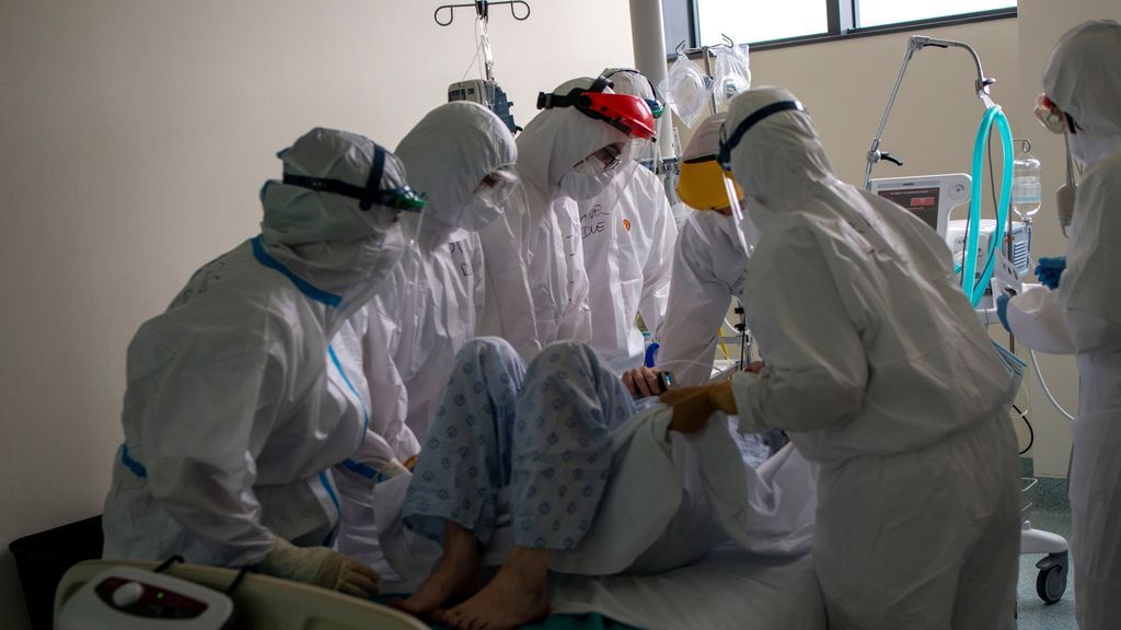 Varios sanitarios del Complejo Hospitalario Universitario de Ourense tratan de mover a un paciente.