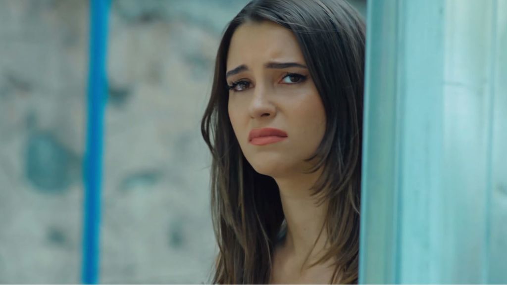 Pelin descubre a Rüzgar con la madre de Sinan