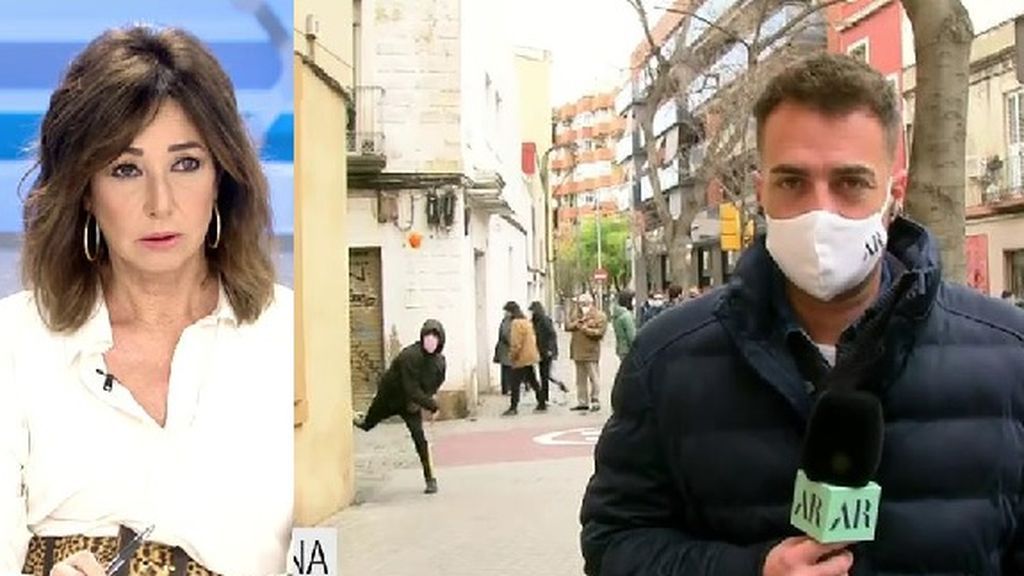 Un equipo de 'AR' agredido con naranjas por varios activistas en medio de un desalojo okupa en Barcelona