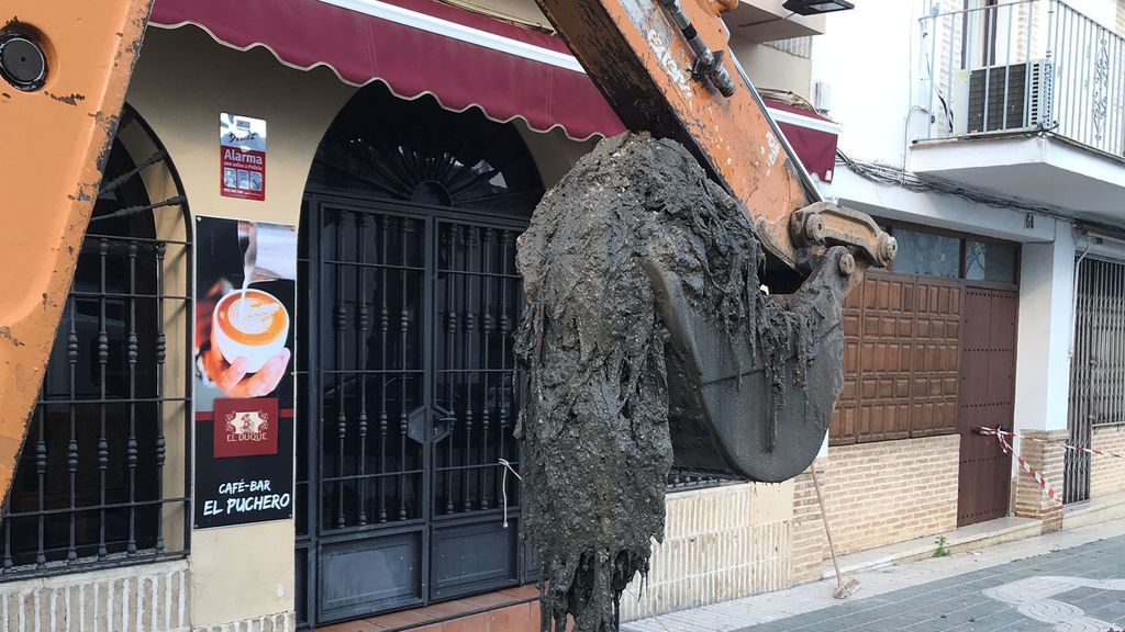 Una gran bola de toallitas higiénicas obliga a levantar una avenida en un pueblo de Sevilla Una gran bola de toallitas higiénicas obliga a levantar una avenida en un pueblo de Sevilla