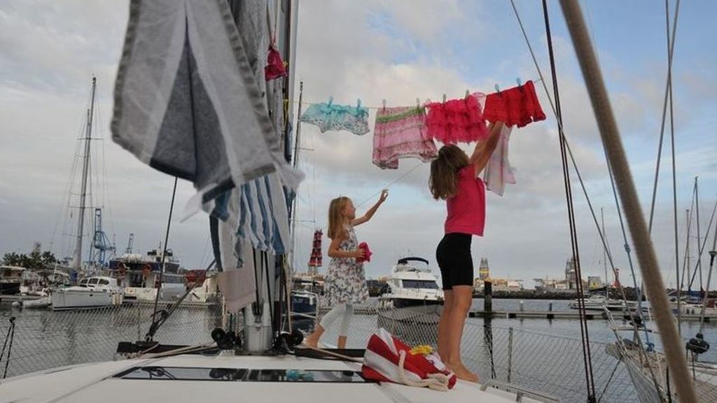 La familia que huye de la pandemia de covid a bordo de un velero