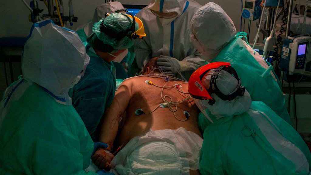 En la UCI del hospital de Ourense: “Si viesen las miserias que vemos aquí, la gente no se tomaría las medidas a la ligera” En la UCI del hospital de Ourense: “Si viesen las miserias que vemos aquí, la gente no se tomaría las medidas a la ligera”