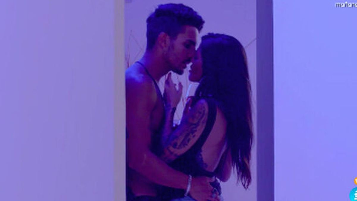 'La isla de las tentaciones' bate récord de audiencia e infidelidad: Manuel se lía con dos en la misma noche 'La isla de las tentaciones' bate récord de audiencia e infidelidad: Manuel se lía con dos en la misma noche