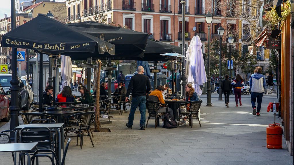 Entra en vigor la ampliación a seis comensales en terrazas en Madrid Entra en vigor la ampliación a seis comensales en terrazas en Madrid