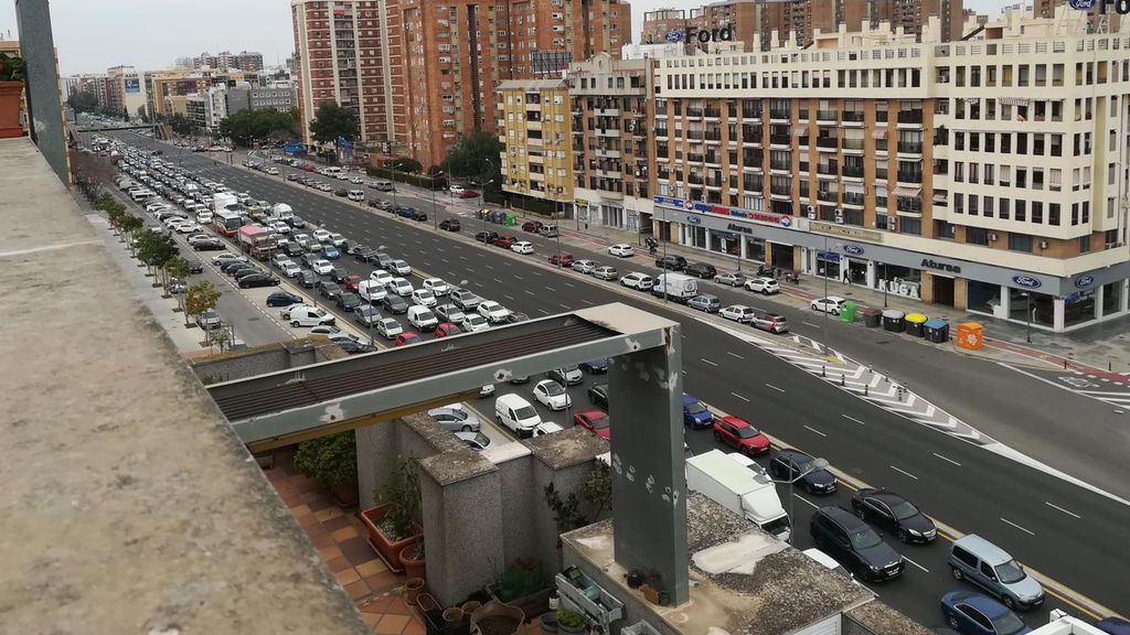 Atascos en los accesos y salidas de Valencia en el segundo fin de semana de confinamiento perimetral Atascos en los accesos y salidas de Valencia en el segundo fin de semana de confinamiento perimetral