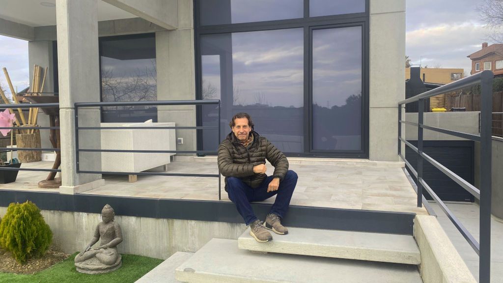 Sergio Frenkel, sentado en las escaleras de acceso a su vivienda.