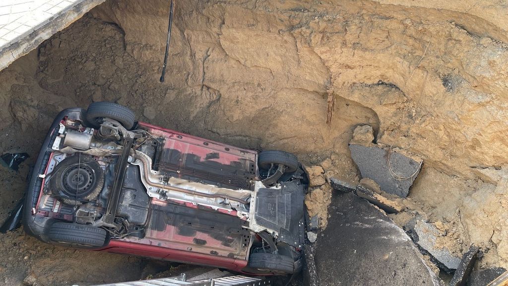 Herido leve al caer con su coche en un socavón en Majadahondae Herido leve al caer con su coche en un socavón en Majadahondae