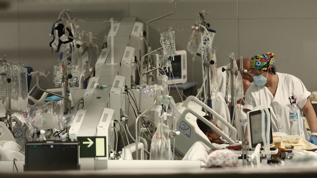 Una enfermera trata a un enfermo en el Hospital de Emergencias Isabel Zendal, Madrid