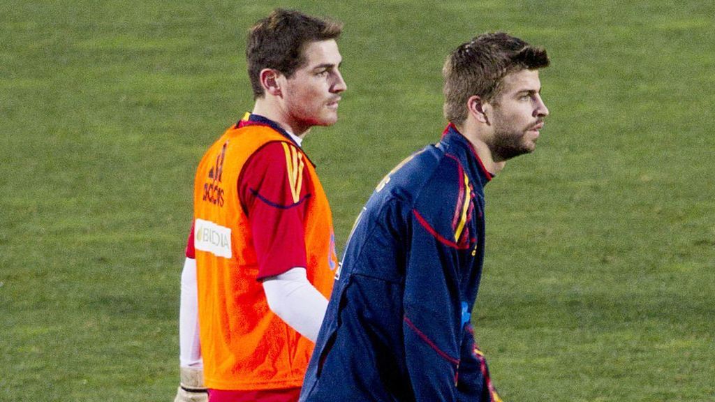 Casillas le agradece el regalo a Messi y Piqué le vacila: "No te caben todas las botellas en casa" Casillas le agradece el regalo a Messi y Piqué le vacila: "No te caben todas las botellas en casa"