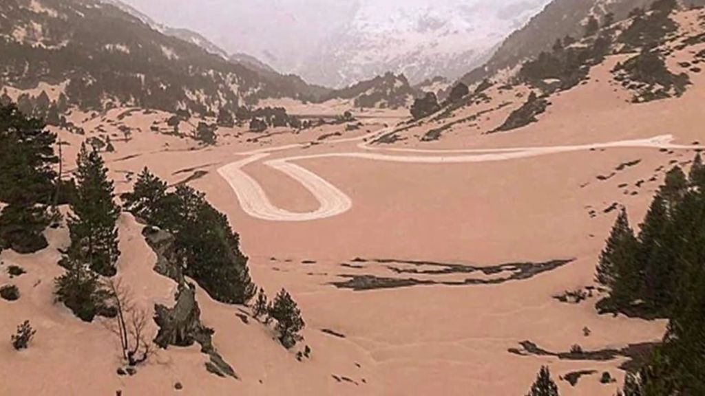 Una lluvia de barro procedente del desierto del Sáhara tiñe de marrón los Pirineos