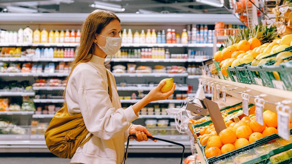 Chica comprando en el supermercado