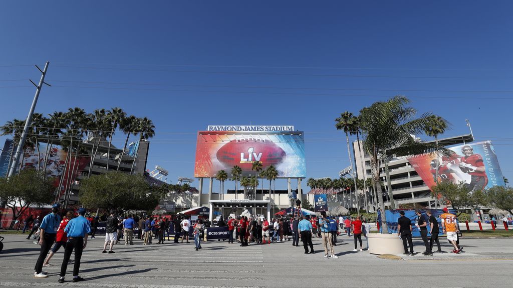 Publico en el Estadio Raymond James varias horas antes del inicio de la el Super Bowl