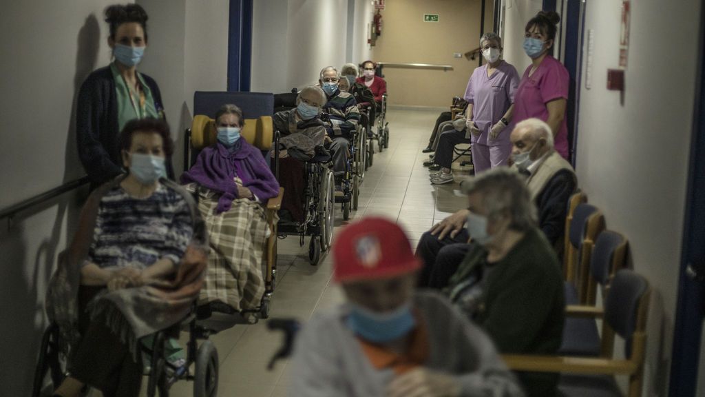 Descienden los contagios en España mientras avanza la inmunización con la nueva vacuna Descienden los contagios en España mientras avanza la inmunización con la nueva vacuna