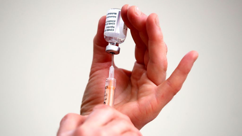 EuropaPress_3516874_13_january_2021_england_wenlock_an_nhs_staff_member_prepares_shot_of_the EuropaPress_3516874_13_january_2021_england_wenlock_an_nhs_staff_member_prepares_shot_of_the