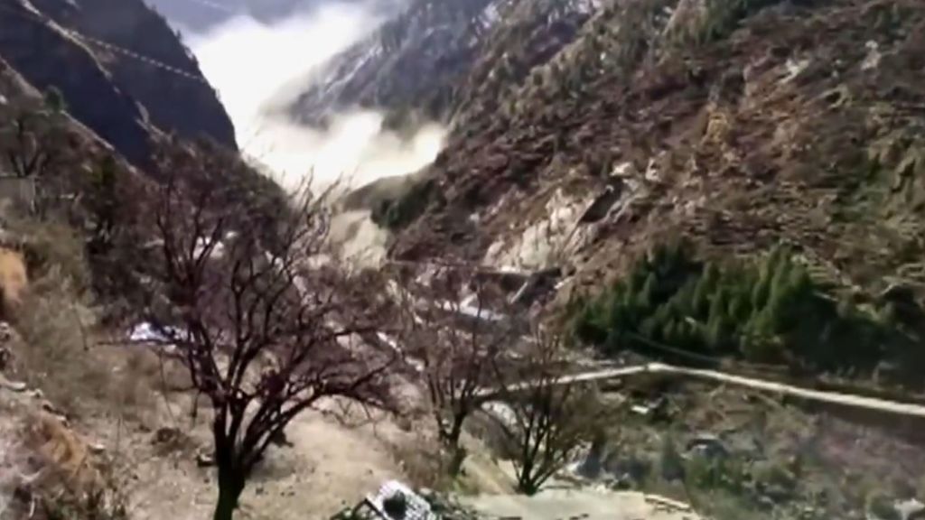 Se desprende un glaciar en el Himalaya y se lleva por delante a decenas de personas: confirman nueve muertos