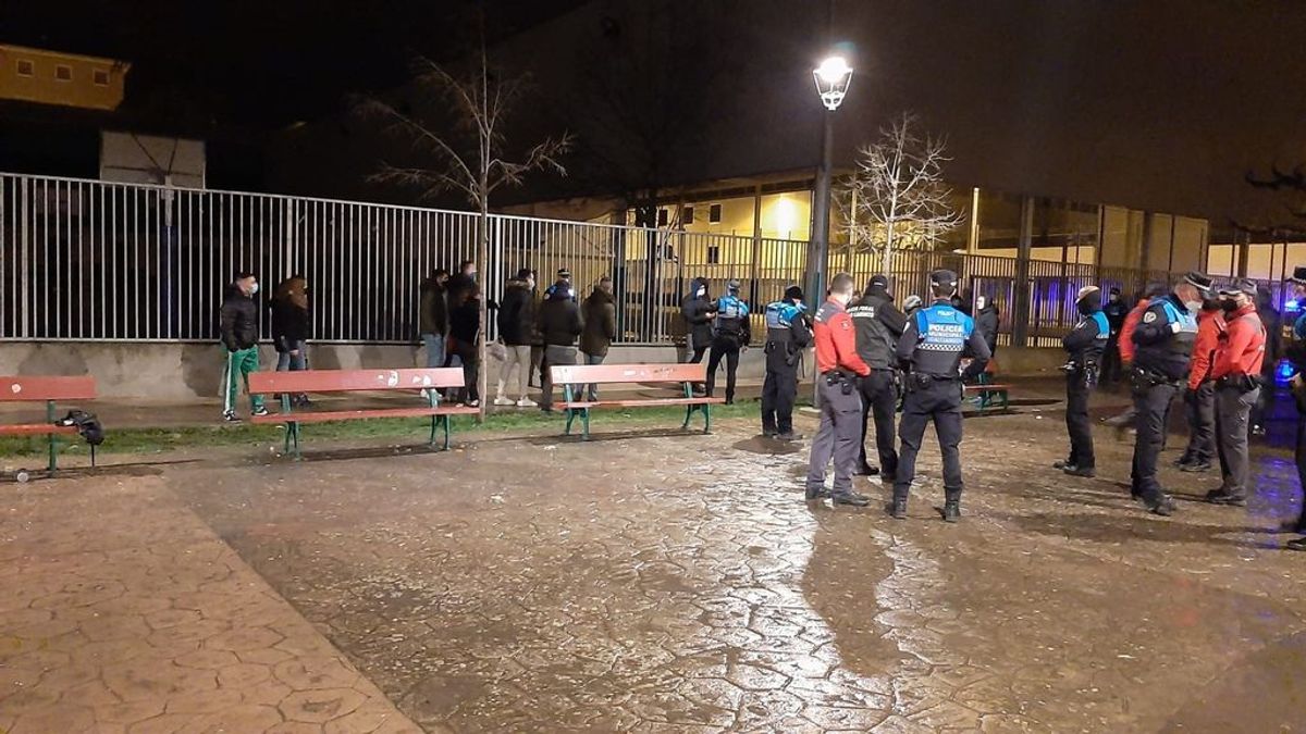 Disturbios y cargas al intervenir la policía en un botellón con alrededor de 60 personas en Pamplona Disturbios y cargas al intervenir la policía en un botellón con alrededor de 60 personas en Pamplona