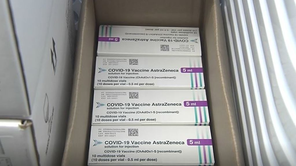 La llegada de 200.000 dosis de la vacuna de AstraZeneca cambia los planes: algunas CCAA adelantan la vacunación de los mayores de 80 años