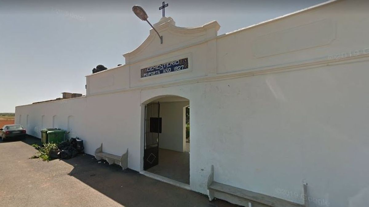Profanan cerca de 40 tumbas del cementerio valenciano de Paiporta Profanan cerca de 40 tumbas del cementerio valenciano de Paiporta
