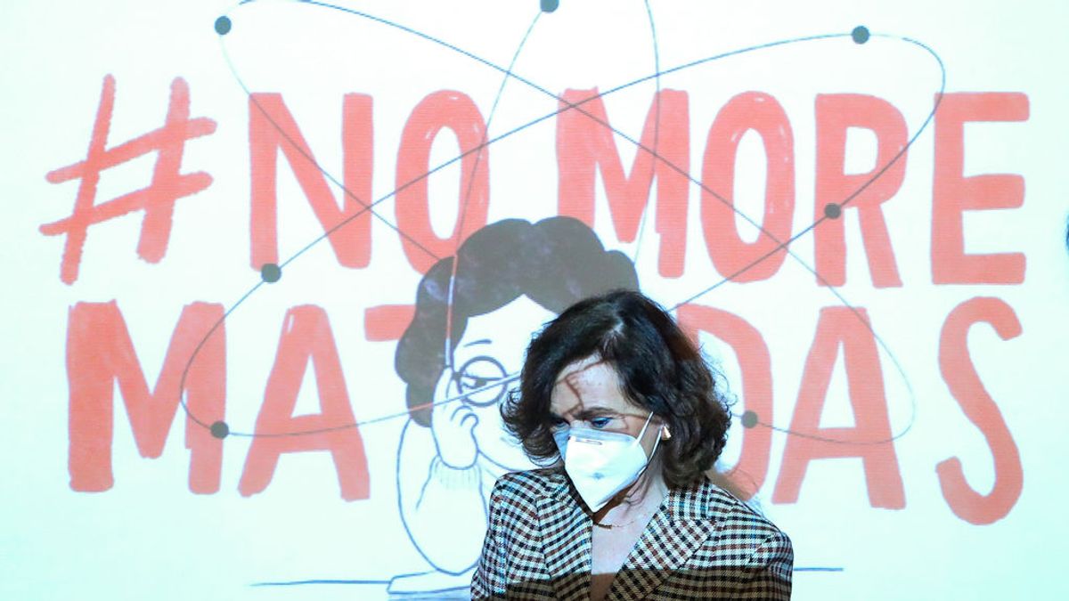 Calvo reivindica el papel femenino en la ciencia: ¿qué habría pasado si Einstein hubiera sido mujer? Calvo reivindica el papel femenino en la ciencia: ¿qué habría pasado si Einstein hubiera sido mujer?