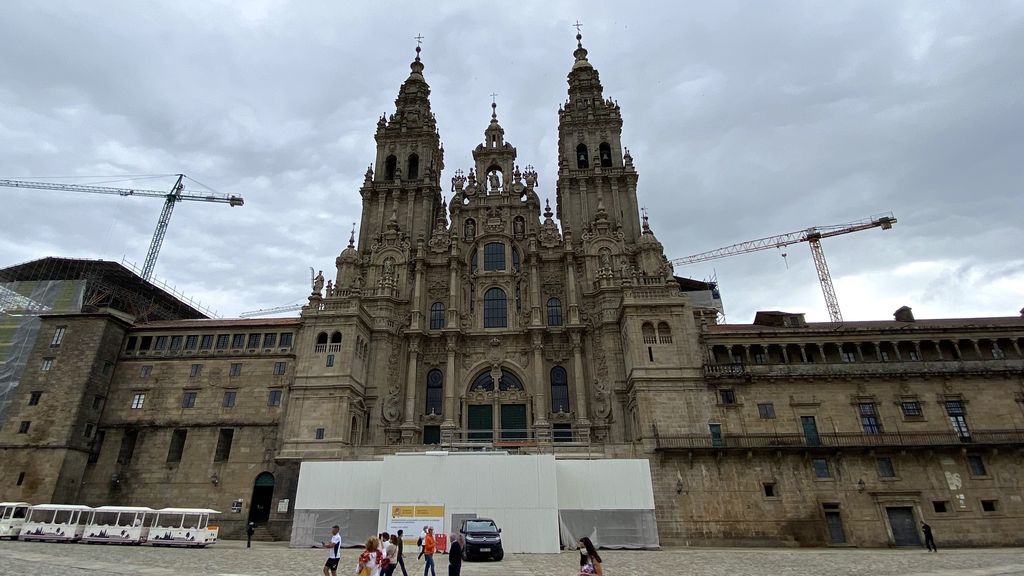 EuropaPress_3217167_algunos_peregrinos_turistas_catedral_santiago_praza_do_obradoiro