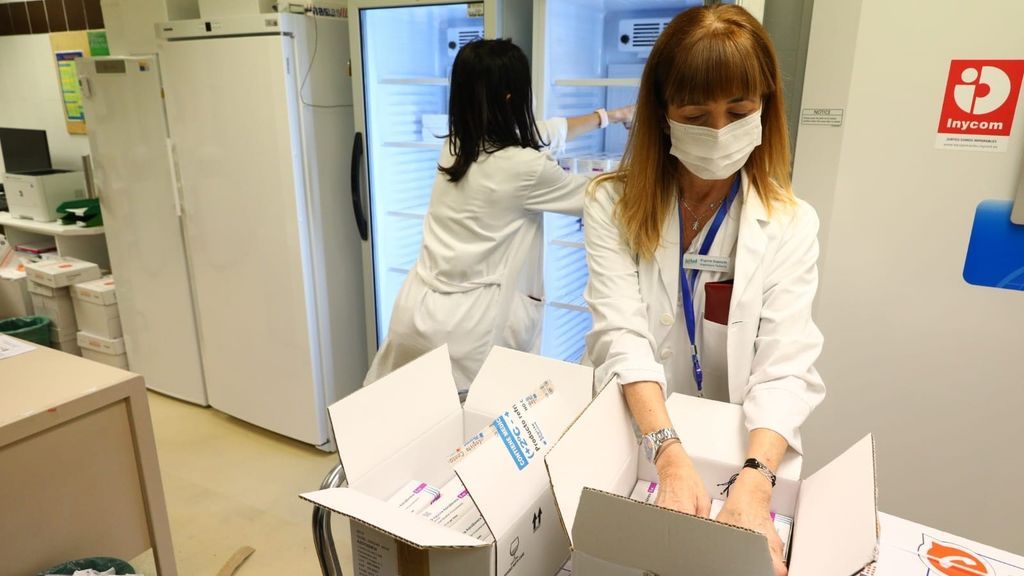 La vacuna de AstraZeneca ya se distribuye en la península y mañana en las islas La vacuna de AstraZeneca ya se distribuye en la península y mañana en las islas