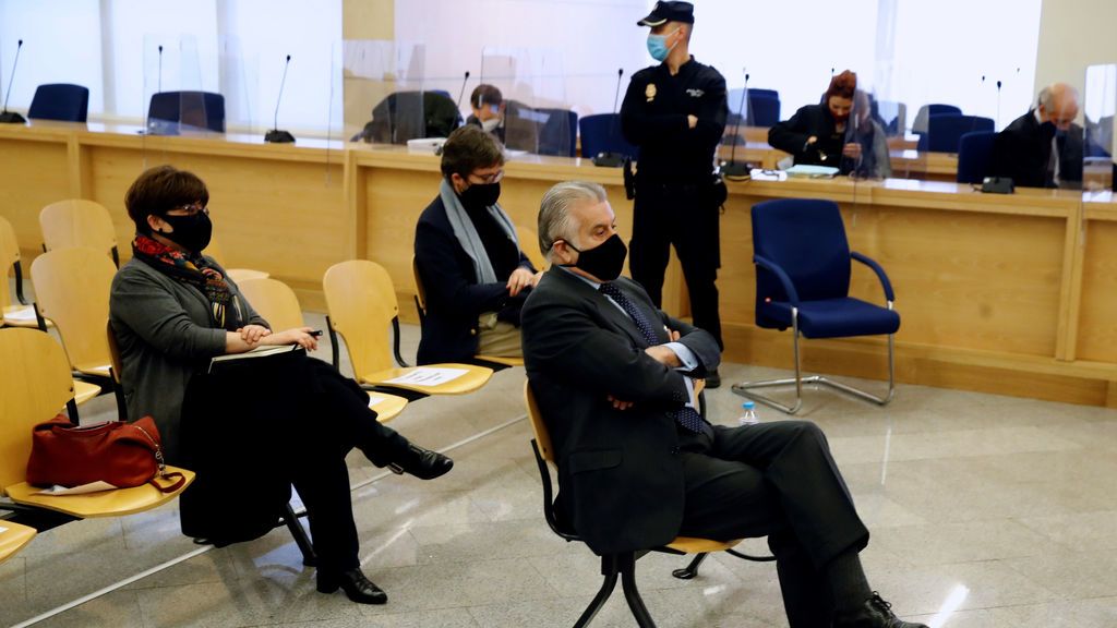La distancia entre la Fiscalía y las acusaciones populares en el juicio por los papeles de Bárcenas La distancia entre la Fiscalía y las acusaciones populares en el juicio por los papeles de Bárcenas