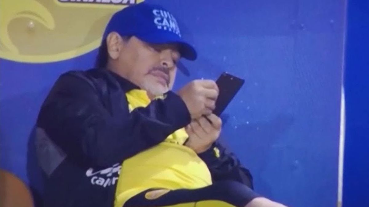 Los cuidadores de Maradona le cambiaban de teléfono sin su consentimiento para que no pidiese ayuda: "No me dejéis solo" Los cuidadores de Maradona le cambiaban de teléfono sin su consentimiento para que no pidiese ayuda: "No me dejéis solo"