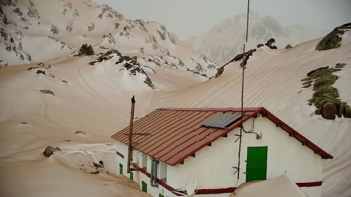 La nieve de Pirineos y los Alpes se tiñe de marrón por la irrupción de polvo sahariano