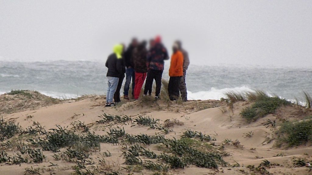 Un grupo de `busquimanos´ observa el trabajo de la Guardia Civil