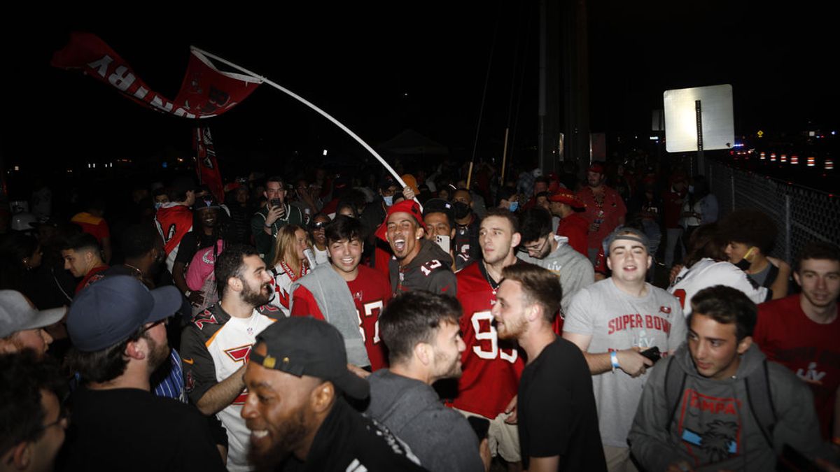 Fiestas sin mascarilla y sin distancia: la otra cara de la Super Bowl en la ciudad de Tampa