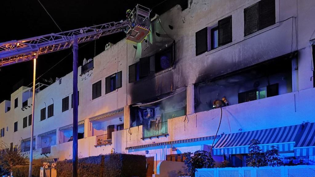 Muere una mujer en el incendio de un bungaló en El Campello, Alicante