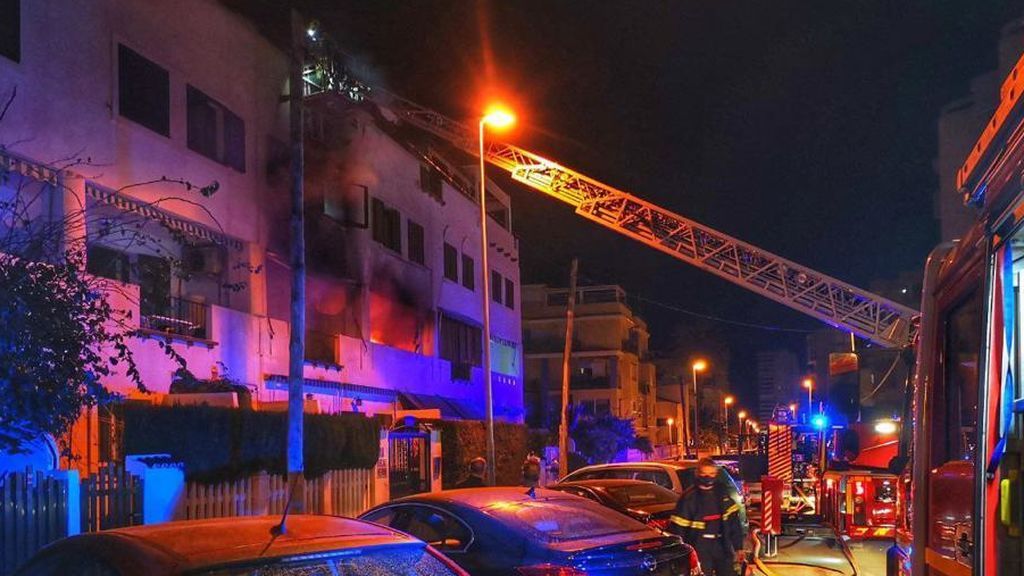 Fallece una mujer minutos después de ser rescatada por los bomberos del incendio de su vivienda en Alicante Fallece una mujer minutos después de ser rescatada por los bomberos del incendio de su vivienda en Alicante