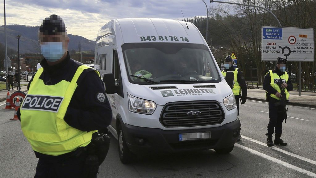 EuropaPress_3545191_varios_gendarmes_realizan_control_movilidad_puente_behobia_une_barrio EuropaPress_3545191_varios_gendarmes_realizan_control_movilidad_puente_behobia_une_barrio