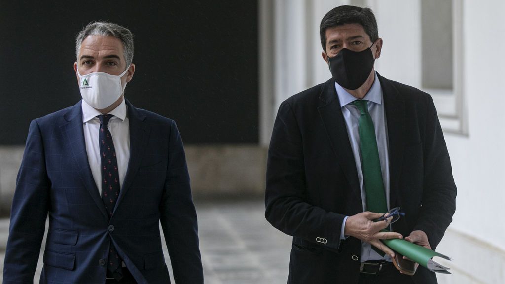 Andalucía pide priorizar la vacunación a docentes, policías, camareros, taxistas y periodistas Andalucía pide priorizar la vacunación a docentes, policías, camareros, taxistas y periodistas