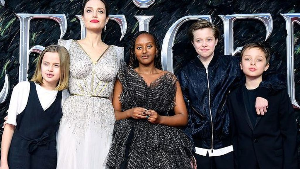 Angelina Jolie con sus cuatro hijos en el estreno de 'Maléfica 2'