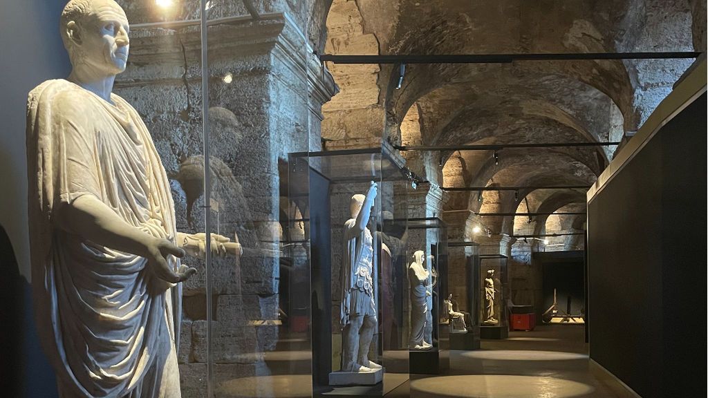 Estatuas en uno de los pasillos de la muestra