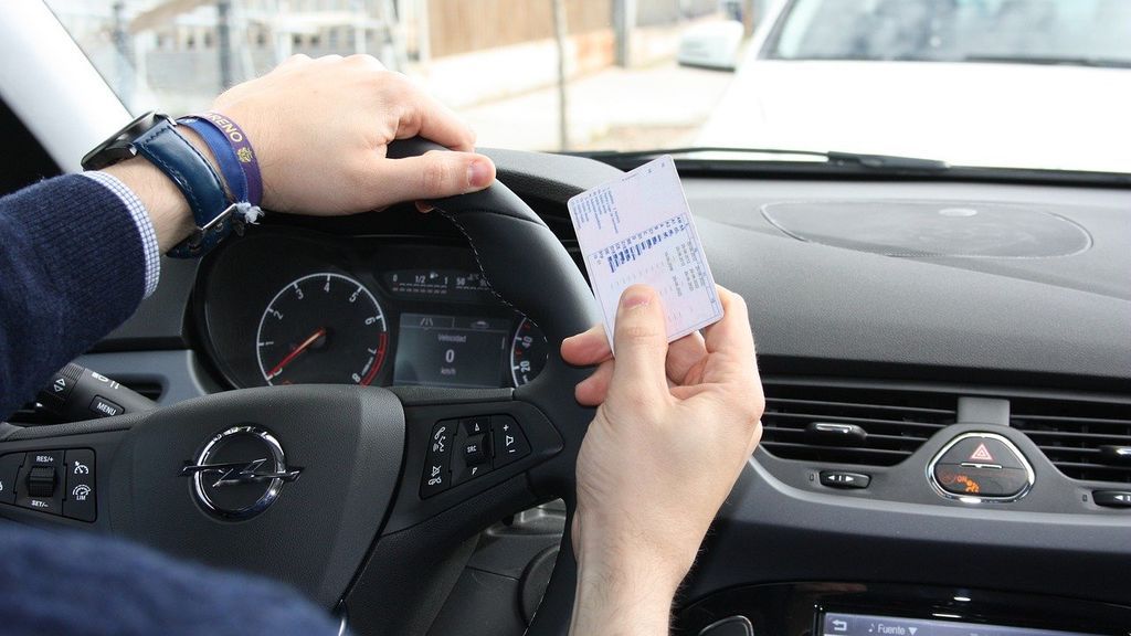 El sistema de puntos del carnet se endurece: las infracciones por las que te van a quitar más
