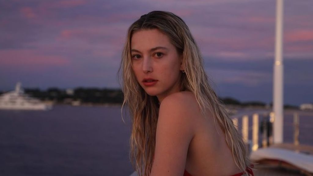 Eve, la discreta hija de Steve Jobs que ahora es modelo y fotógrafa: así es su vida 10 años después de la muerte de su padre.