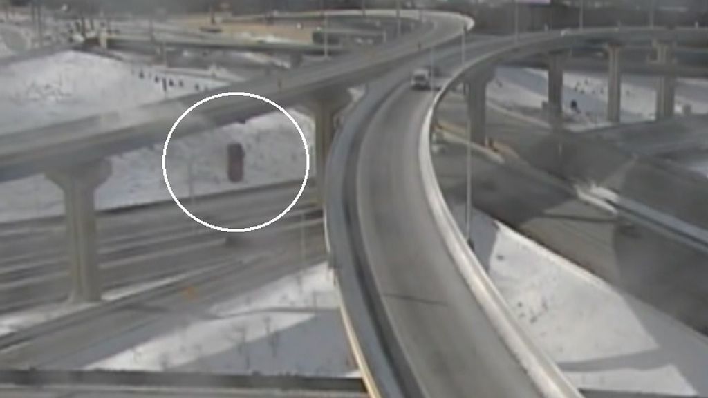 Un conductor sobrevive a una caída de 20 metros tras precipitarse desde una autopista en EEUU