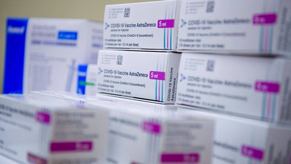 Sanidad vacunará con AstraZeneca a los adultos sanos hasta 55 años y comenzará en mayo Sanidad vacunará con AstraZeneca a los adultos sanos hasta 55 años y comenzará en mayo