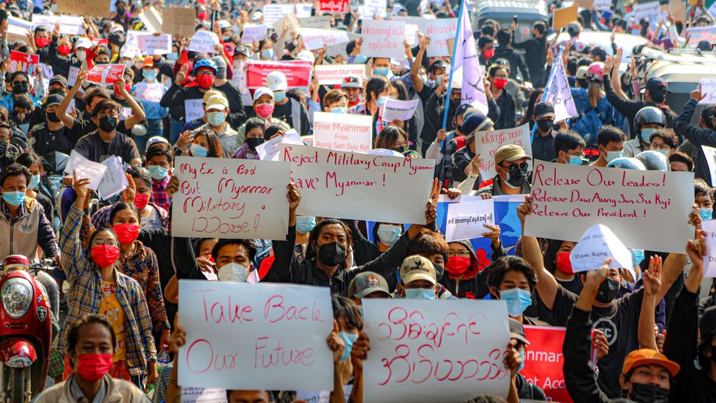 La policía birmana dispara pelotas de goma para dispersar a los manifestantes
