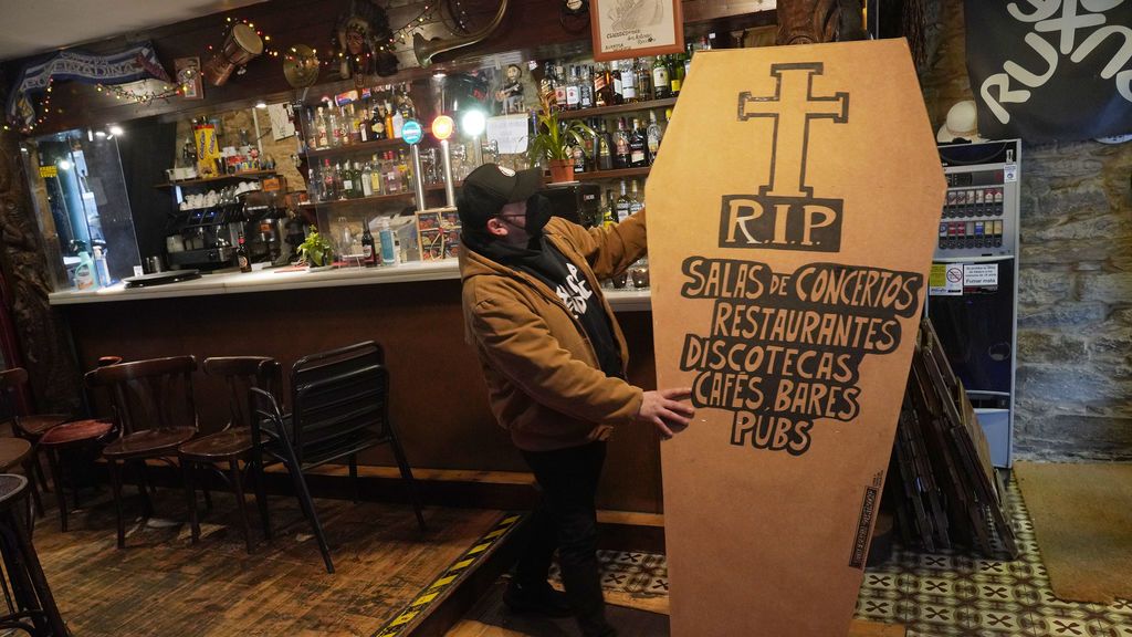Hostelero de Santiago de Compostela protesta por las restricciones del covid Hostelero de Santiago de Compostela protesta por las restricciones del covid