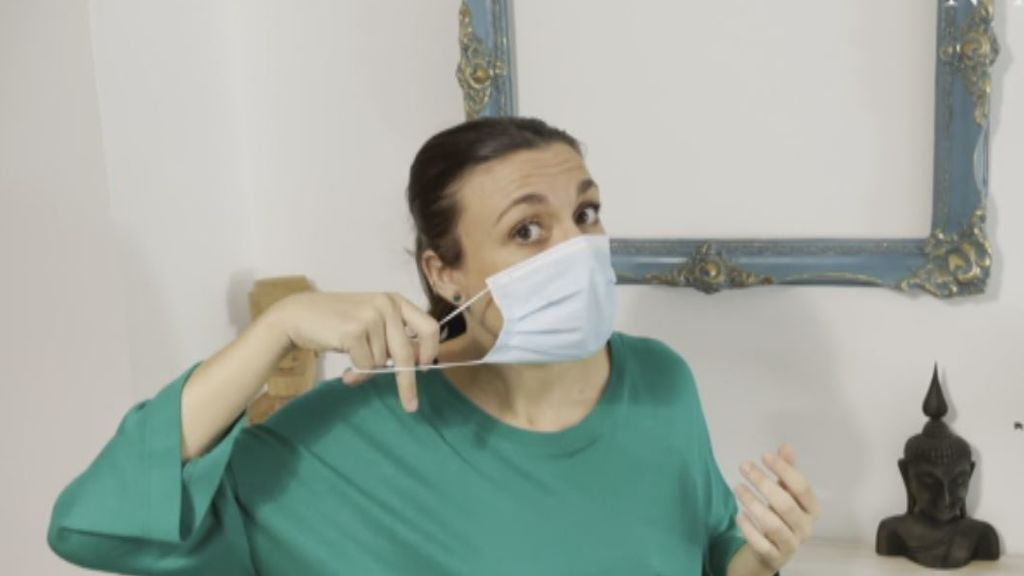 No es recomendable cruzar las gomas de las mascarillas: "Aunque la apertura sea pequeña ya no protege igual"
