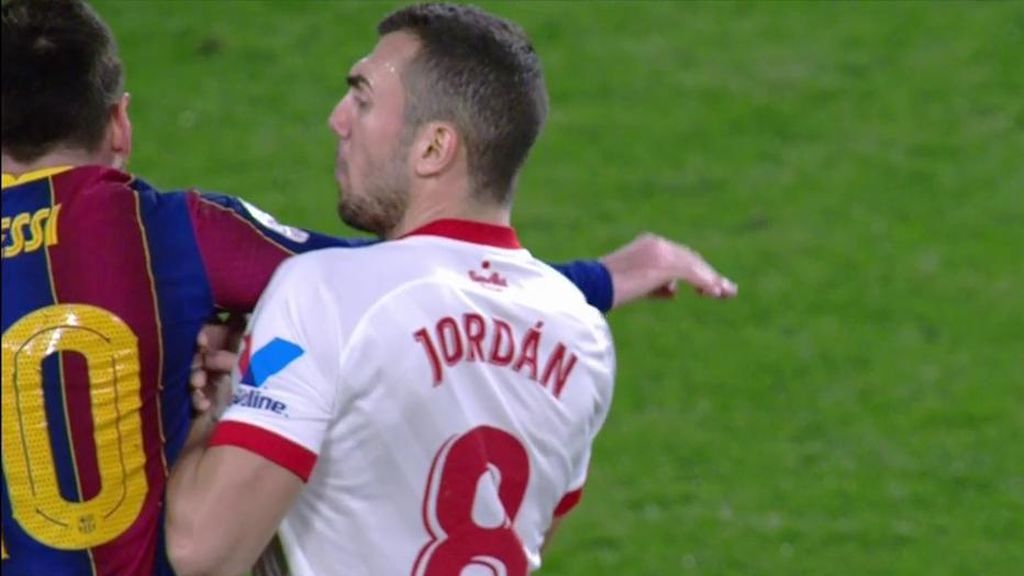 El manotazo de Messi para zafarse de Jordan tras una falta
